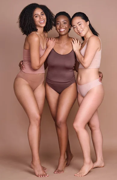Kız Arkadaşlar Çeşitlilik Vücut Pozitifliği Güzellik Cilt Bakımını Gösteren Portre — Stok fotoğraf