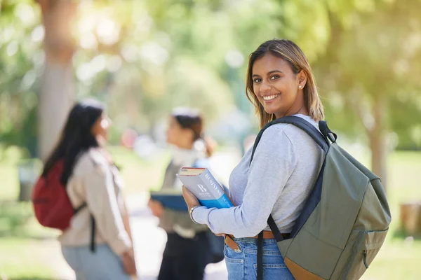 大学和女学生 有学习 奖学金和大学校园 有供阅读和学习用的学术肖像书籍 年轻姑娘在波士顿笑着 背着背包 学着点知识 — 图库照片