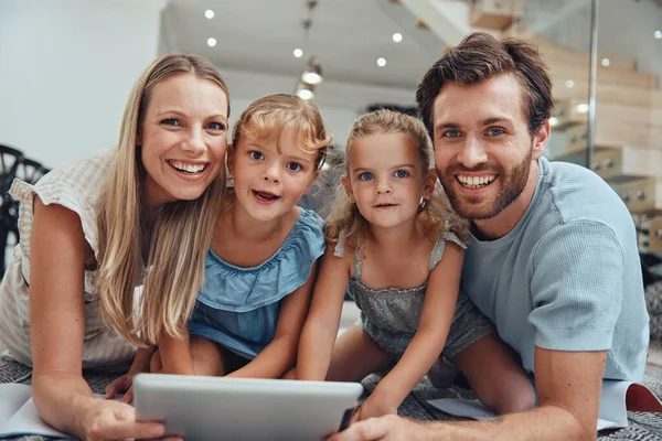 Enfants Portrait Famille Avec Tablette Sur Sol Maison Pour Collage — Photo