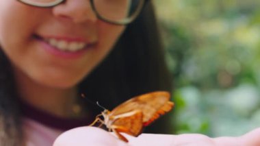 Kelebek, mutlu ve yüzü doğa yolculuğunda olan bir kadın. Park, orman ya da ormanda seyahat ediyor. Sürdürülebilirlik, gözlük ve genç kız bahar ekosistem ortamında orman safarisi macerası.