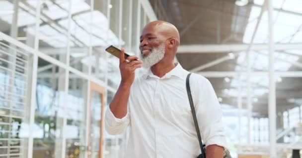 Telefoongesprek Voice Note Memo Met Een Zwarte Man Een Luchthaven — Stockvideo