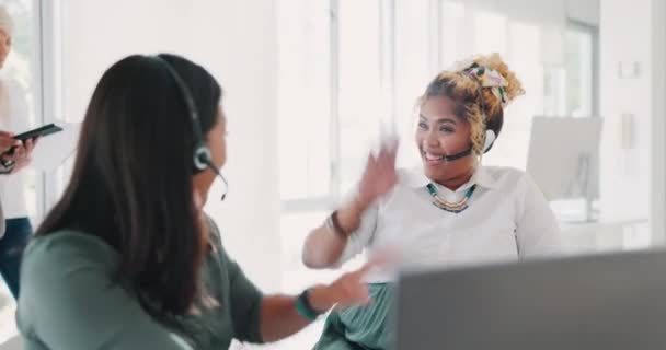 Üzleti Nők Pacsi Vagy Siker Call Center Számítógép Vagy Laptop — Stock videók