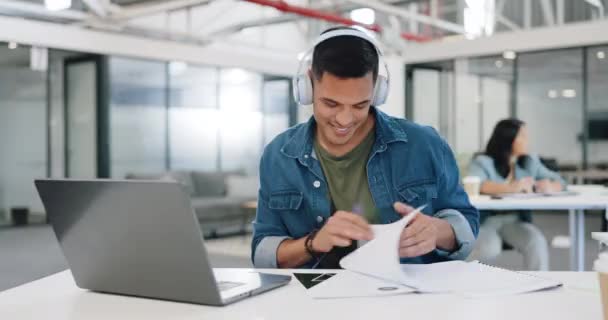Zene Laptop Egy Üzletember Papírmunkát Olvas Miközben Irodájában Dolgozik Egy — Stock videók