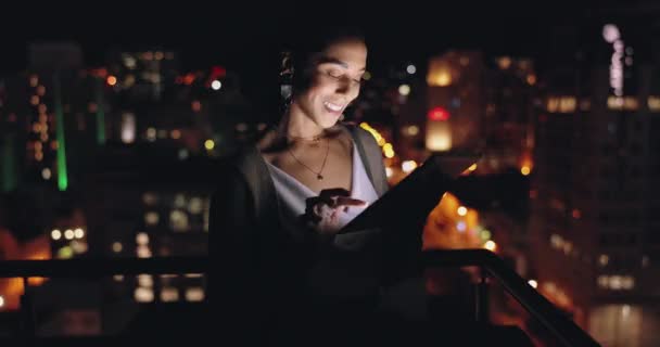 Kadını Gece Tablet Veya Balkon Dijital Pazarlama Süresi Markalaşma Web — Stok video