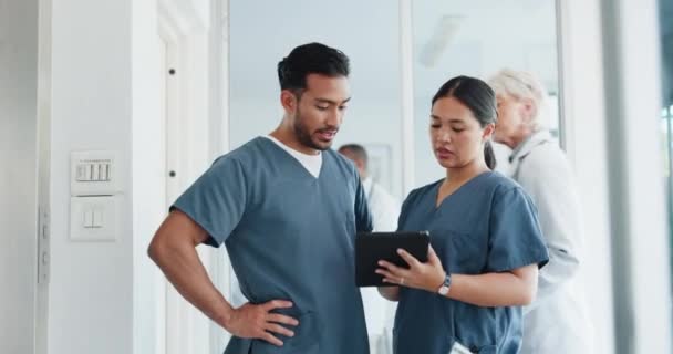 Médico Tableta Hospital Hablando Médicos Enfermeras Trabajadores Salud Con Comunicación — Vídeo de stock
