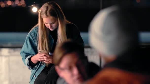 Telefon Sosyal Yeni Yıl Etkinliği Sırasında Dışarıda Mesaj Yazan Bir — Stok video