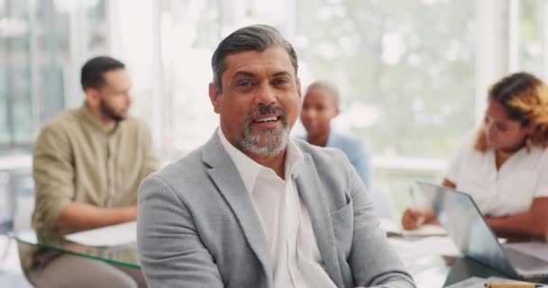 Face Liderlik Adamı Yönetim Kurulu Planlama Satış Stratejisinde Arkadaşlarıyla Görüşüyor — Stok video