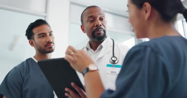Reife Ärzte Sprechende Krankenschwestern Oder Tablets Der Krankenhausplanung Der Arzneimittelforschung — Stockvideo