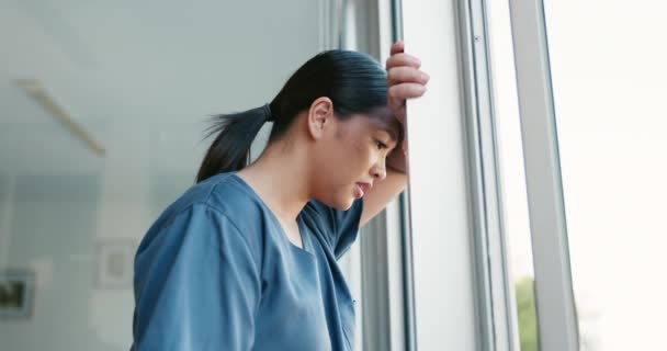 中国の窓の精神衛生 ストレスと落ち込んでいる医者は 後半手術から燃え尽きて頭痛がします 医療分野や医療従事者の不安 うつ病 女性が過労と疲れ — ストック動画