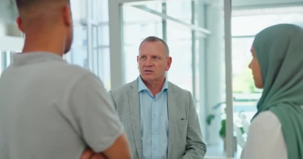 Yönetici Işbirliği Planlama Için Ofisteki Ekibiyle Konuşan Bir Adamıyla Görüşme — Stok video