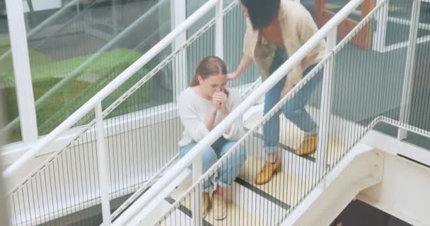Smutná Korporátní Žena Podpora Pohodlí Manažer Poradenství Pro Trauma Duševní — Stock video