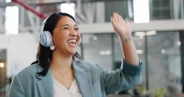Kadını Müzik Dansı Modern Ofiste Beşlik Çakma Ortak Çalışma Alanı — Stok video