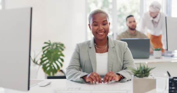 オンラインで作業する準備ができてデスクで黒人女性の成功 ビジネスや顔 コンピュータ上のレポートや研究を入力します デジタルマーケティングのためのPcと女性労働者のリーダーシップ スタートアップと肖像画 — ストック動画