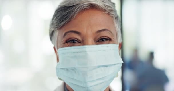 Covid Yüz Maskesi Sağlık Güvenlik Sağlık Için Hastanede Kıdemli Doktor — Stok video