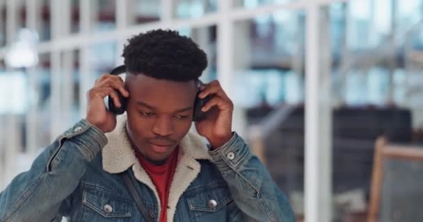 Homme Noir Écouteurs Musique Danse Dans Université Moderne École Créative — Video