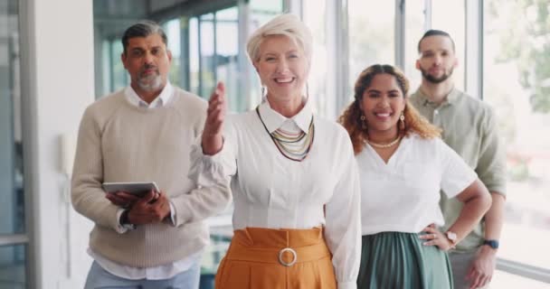 ビジネスチームは 人事またはスタートアップオフィスの契約の女性から歓迎されます 感謝と新しい募集やパートナー 人的資源会議で握手と笑顔 — ストック動画