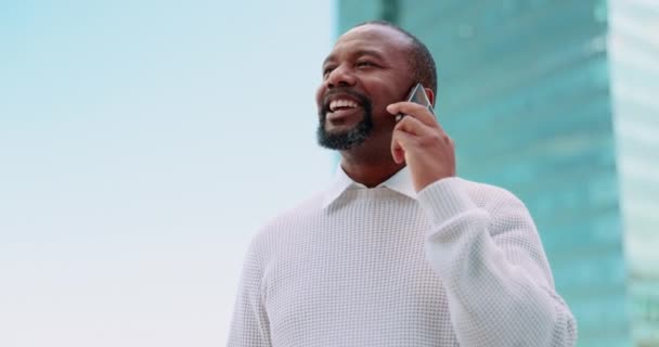 在城市里聊天 聊天或说话 用5G的手机与技术 手机和快乐的黑人男子进行商业交易讨论 网络联系或对话 — 图库视频影像