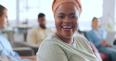 Siyahi kadın, mutlu portre ve işyeri toplantısı atölye çalışması, yönetim ya da girişim başarısı için ekip, çalışanlar ve personelle ofiste. Gülümse, motivasyon ve gülen kadın işçi büyüme için heyecanlı.
