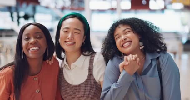女人的肖像和幸福 一起在购物中心喝咖啡 团聚和乐趣与多样性 乐趣和结合 面对不同的种族 手牵手致谢 — 图库视频影像