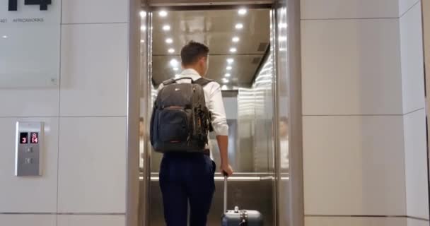 Ταξίδι Ασανσέρ Ξενοδοχείου Και Άνθρωπος Βαλίτσα Επαγγελματικό Ταξίδι Στο Λόμπι — Αρχείο Βίντεο