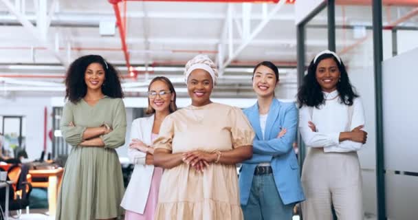 ビジネス 女性リーダーシップとチームワークの準備ができて女性オフィススタッフのエンパワメントの肖像画 会社の成長ビジョンについて笑顔でチームワーク 広告および創造的な管理グループ — ストック動画