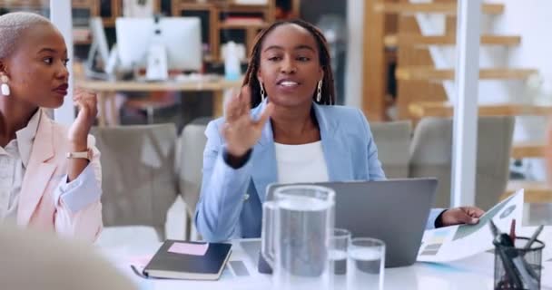 Toplantı Takım Profesyonel Siyahi Kadın Ofis Konferans Odasında Liderlerle Konuşuyor — Stok video