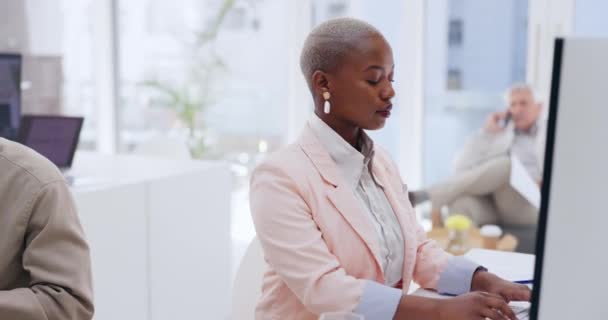 办公室 工作和电脑思考方面的黑人女性 专注于南非企业的在线商业报告 数字营销 网络和妇女在广告宣传活动中提出的建议 — 图库视频影像