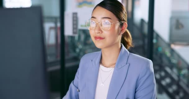 办公室和亚洲的女商人 戴着眼镜打字 计划着一个公司项目 在公司报告 文件或建议书上工作的成功 专业和女性雇员 — 图库视频影像