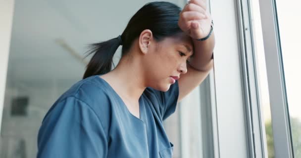 Zdravotní Sestra Stres Bolest Hlavy Okně Pro Pracovní Vyhoření Frustrovaný — Stock video