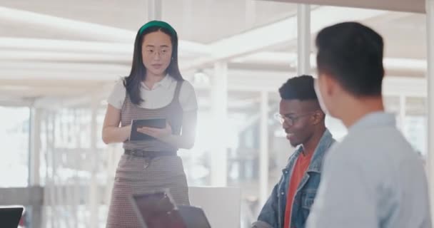 Ázsiai Üzletasszony Tabletta Vagy Mentor Digitális Marketing Cégnél Reklám Coworking — Stock videók