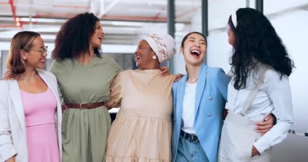 Różnorodność Przyjaciele Pracy Kobiety Nowoczesnym Biurze Więź Śmiech Razem Samice — Wideo stockowe
