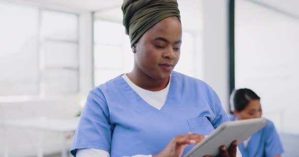 Față Medic Femeie Tabletă Digitală Spital Pentru Consultanță Ajutor Inovare — Videoclip de stoc