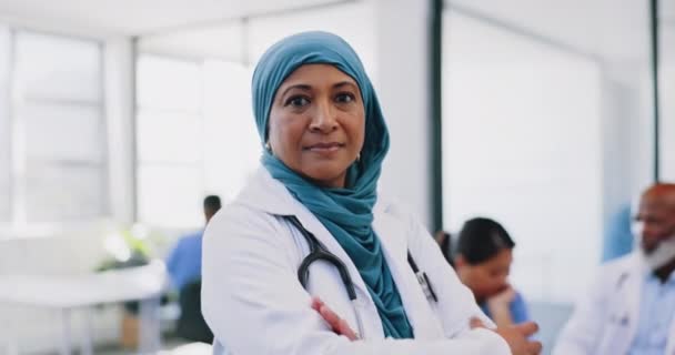 Mulher Muçulmano Médico Com Rosto Sério Reunião Saúde Escritório Com — Vídeo de Stock
