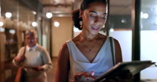 Zakelijke Vrouw Tablet Nachts Lopen Het Kantoor Met Deadline Visie — Stockvideo