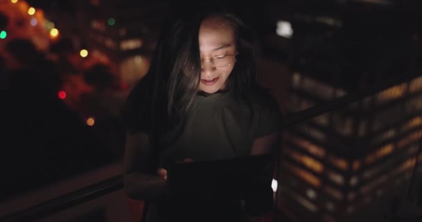 Femme Affaires Tablette Balcon Nuit Sur Date Limite Marketing Numérique — Video