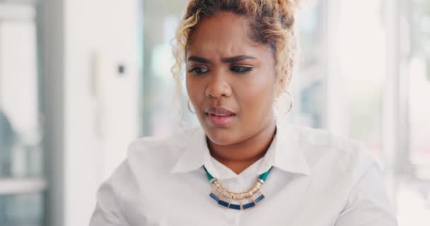 Papel Trabajo Mujer Negra Con Documentos Confundidos Por Informe Financiero — Vídeo de stock