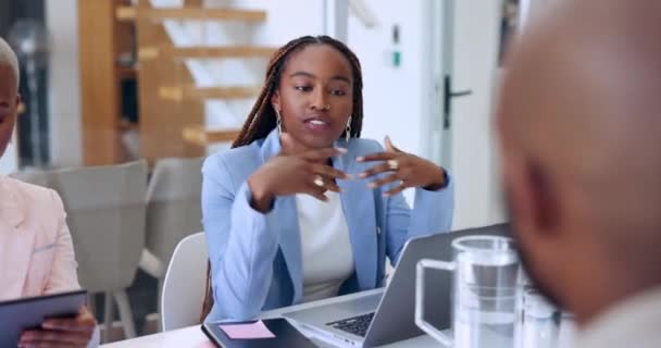 讨论和黑人妇女在一起谈论策略 头脑风暴和计划 团队合作和女性员工在工作场所与团队分享想法 愿景和目标 — 图库视频影像