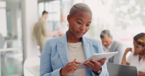 Vrouw Denken Zakelijke Tablet Coworking Ruimte Modern Kantoor Digitale Marketing — Stockvideo
