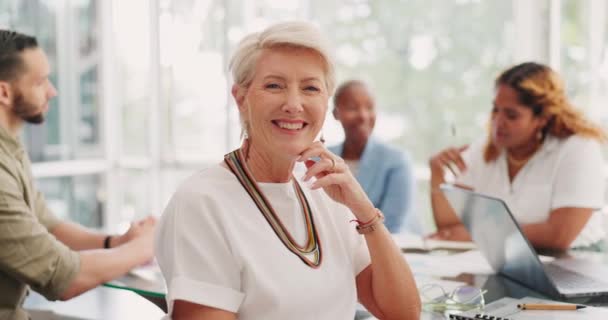 高齢者のビジネス女性 チームミーティングのための管理と笑顔 オフィスでの計画や企業のコラボレーション チームワーク または職場での創造的なスタートアップのための笑顔上級Ceoの肖像 — ストック動画