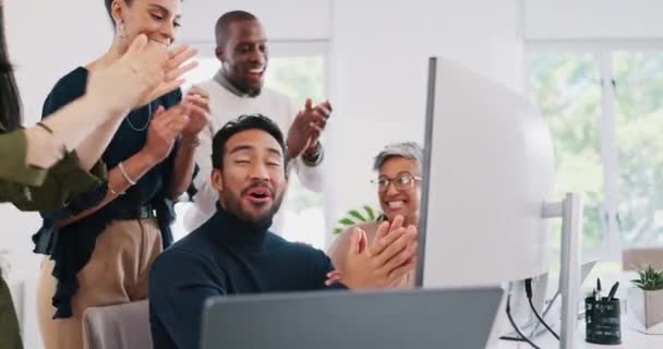 Успех Победы Аплодисменты Бизнес Команда Компьютером Победителями Мужчины Женщины Празднуют — стоковое видео