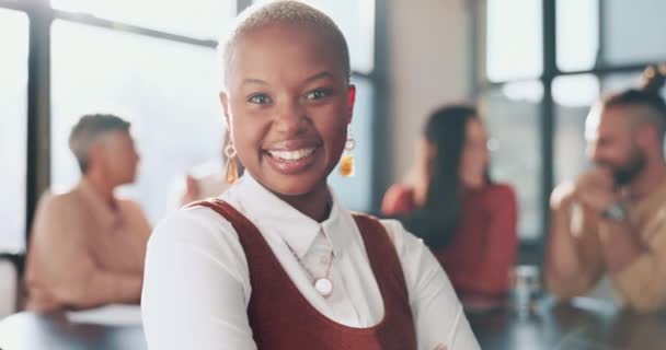 Чорна Жінка Обличчя Посмішка Офісі Команда Зустріч Розмитому Тлі Успіху — стокове відео