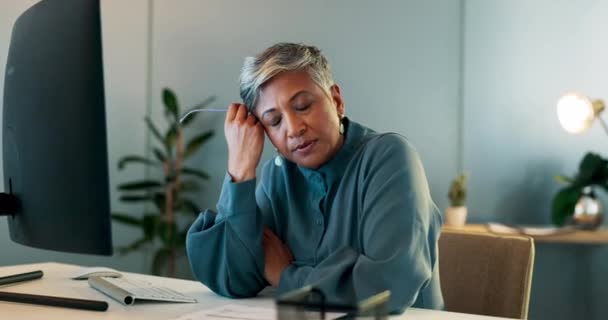 Estrés Dolor Cabeza Agotamiento Con Una Mujer Negocios Que Sufre — Vídeo de stock