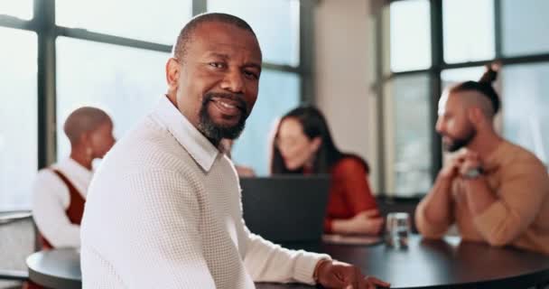 Щасливий Чорний Чоловік Портрет Ділова Зустріч Офісною Командою Управління Підтримка — стокове відео