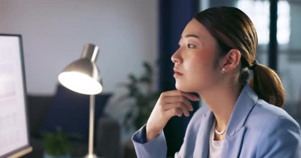 Contador Asiático Mujer Pensamiento Computadora Mientras Que Comprueba Presupuesto Pantalla — Vídeos de Stock