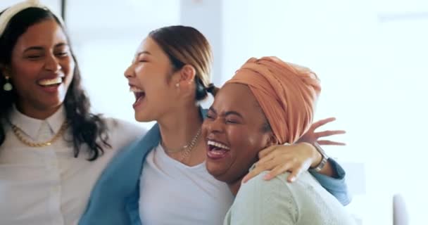 Женщины Счастливые Обнимающиеся Праздником Командой Разнообразие Успех Презентации Сотрудничестве Солидарность — стоковое видео