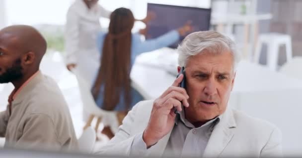 Kontor Virksomhed Senior Forretningsmand Telefonopkald Mens Mobiltelefon Mens Arbejder Computer – Stock-video