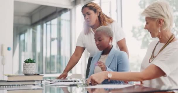 Dokumenter Teamwork Business Kvinder Planlægning Brainstorming Diskussion Kontoret Papirarbejde Strategi – Stock-video
