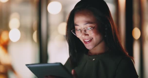 Firma Kobieta Czytając Tablet Noc Uśmiechem Skupienie Szczęśliwy Komunikacji Mail — Wideo stockowe