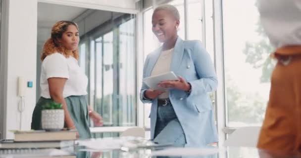 Tablet Belgeler Kadınlarından Oluşan Takım Çalışması Satış Reklam Veya Pazarlama — Stok video