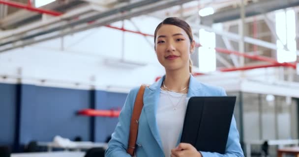 Asiatische Geschäftsfrau Gesicht Oder Ordner Mit Marketing Vorschlägen Werbestrategie Planung — Stockvideo